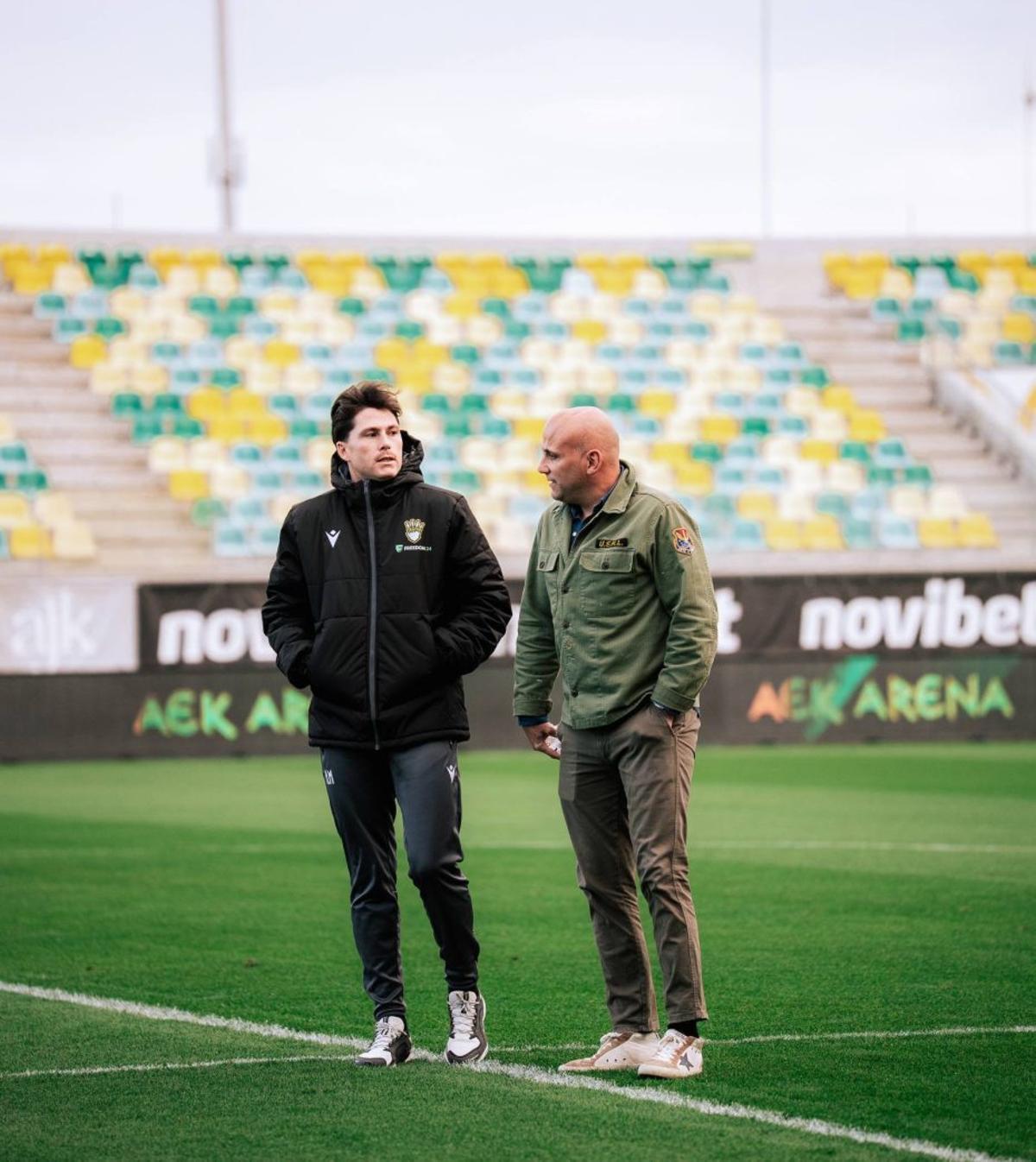 Javi Rozada, a la derecha, junto a Miguel Méndez, en el AEK Arena. | AEK LARNACA