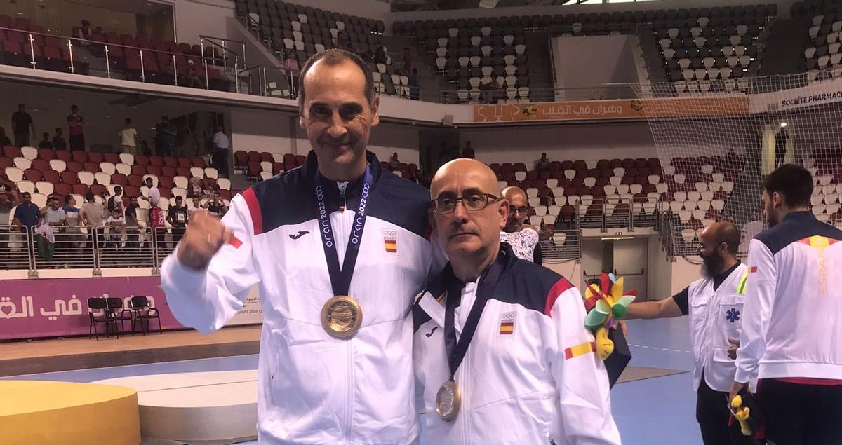 César Montes, a la izquierda, junto al seleccionador nacional, Jordi Ribera.