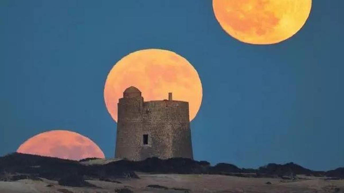 Una imagen del recorrido de la Luna de Fresa, tomada desde Ibiza. / José Hervás