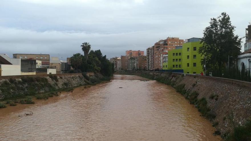 Las lluvias provocan inundaciones y el rescate de una pareja en Cartagena