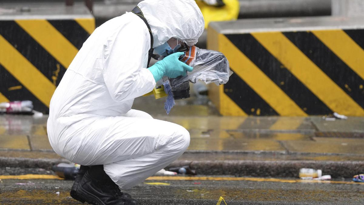 Un forense toma fotografías de pruebas en el lugar del atropello masivo de Liverpool, el pasado lunes.
