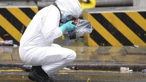Un forense toma fotografías de pruebas en el lugar del atropello masivo de Liverpool, el pasado lunes.