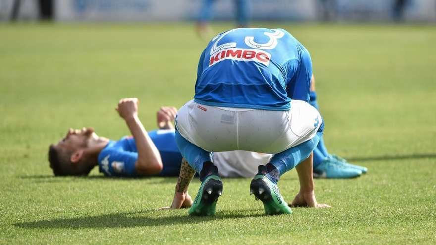 Los futbolistas del Nápoles, desolados tras el partido.