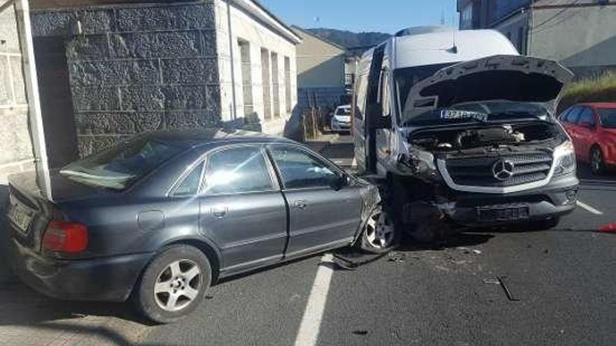 La colisión de Ribadavia entre el coche y el microbús. // FdV