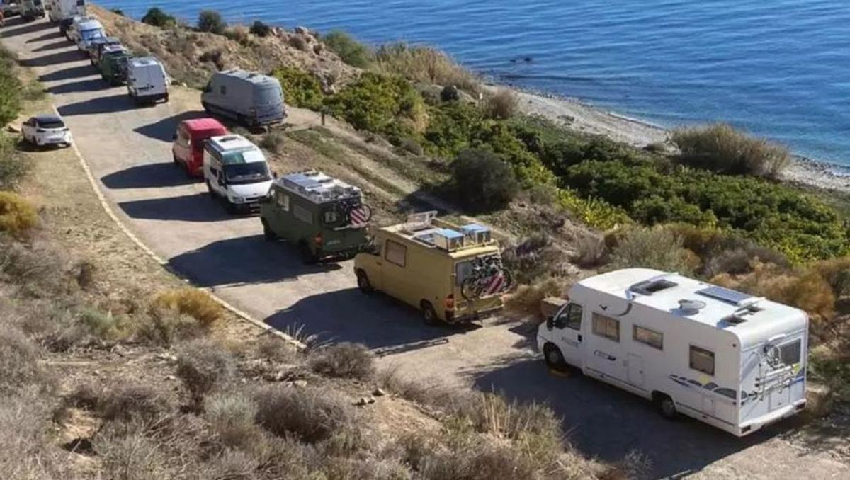 1. Zona de concentración de autocaravanas en la que ya se ha actuado.

2. Coches aparcados cerca de uno de los accesos a una playa.