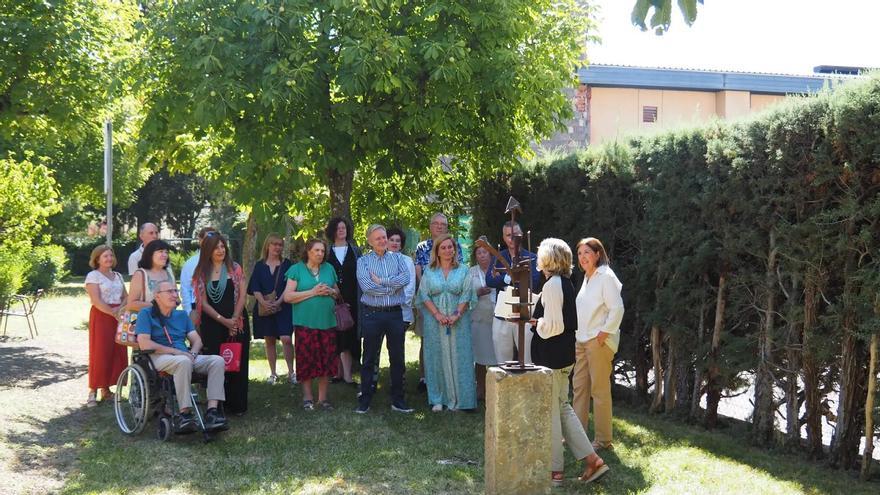 La escultura &#039;Lo Trovataire&#039;, de Emilio Gastón, se instala en los jardines de la Residencia Universitaria de Jaca
