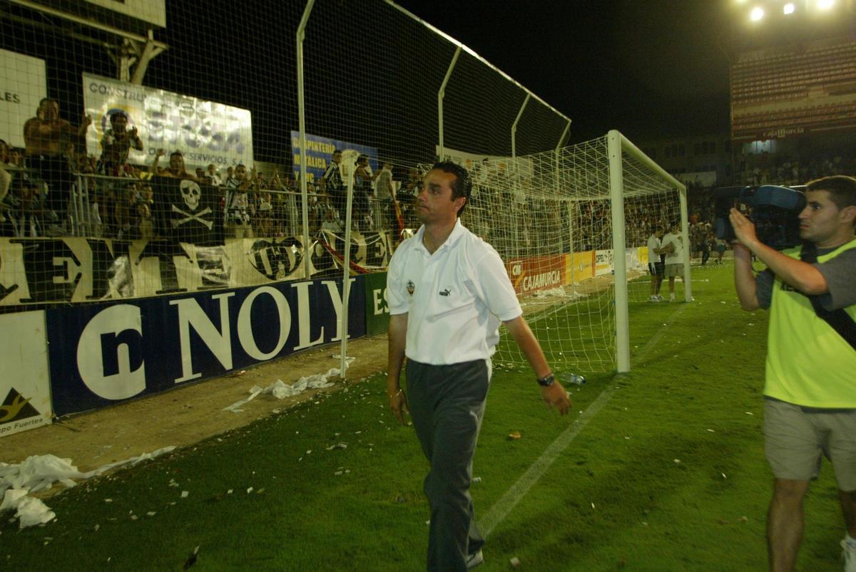 Oltra, tras la derrota en Murcia en 2003.