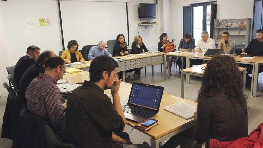 Representantes políticos y de diferentes colectivos que conforman la Mesa de la Movilidad en la reunión que se celebró ayer. // Iñaki Osorio