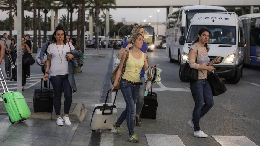 Un grupo de viajeras sale del aeropuerto de Palma, hace dos semanas.