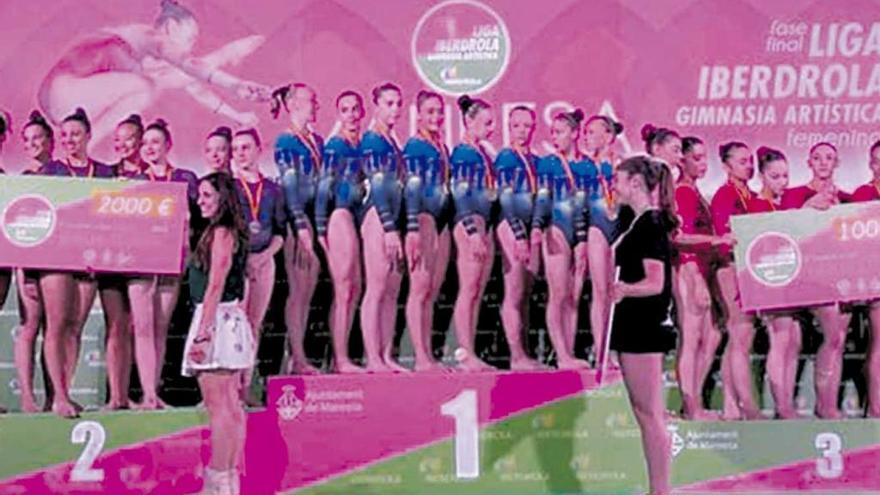 Las gimnastas del Xelska, en el podio tras la entrega de trofeos de la final de la Liga Iberdrola.