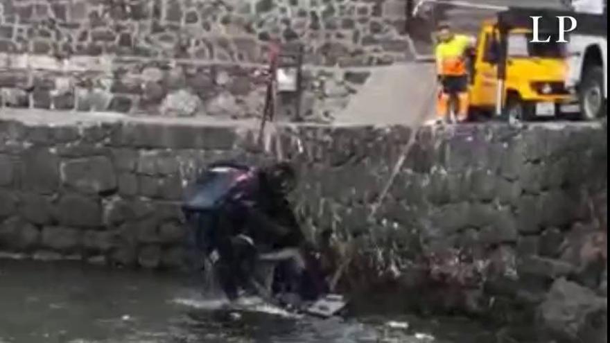 Un coche cae al agua en Puerto de la Cruz - La Provincia