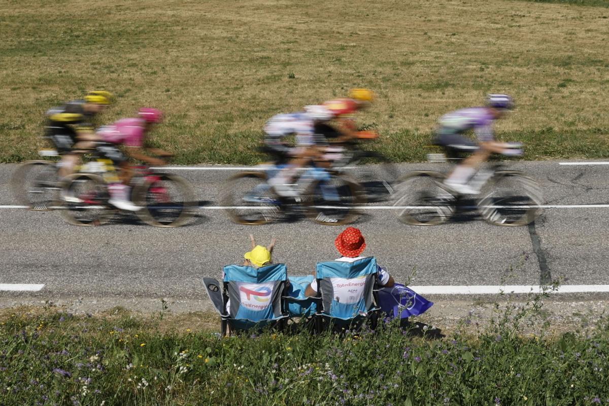 Un par de aficionados miran la etapa del Tour de Francia.