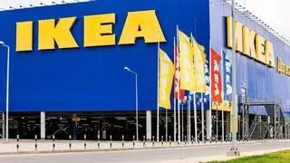 Adiós a la ropa mojada: la solución impermeable de Ikea para usar cuando llueva