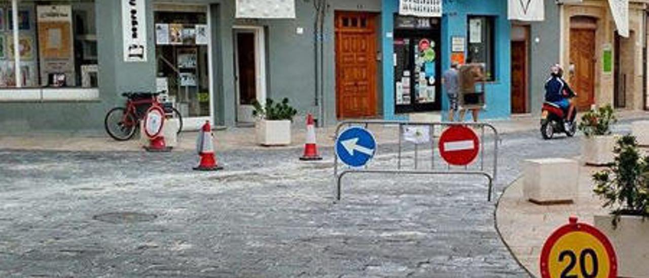 Gata arranca a los tres meses de colocarlo el ya impracticable pavimento de su plaza