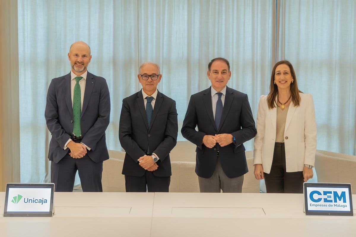 El director de Banca de Empresas Sur de Unicaja, Juan Carlos Jiménez-Alfaro; el CEO de Unicaja, Isidro Rubiales; el presidente de la CEM, Javier González de Lara; y la vicepresidenta ejecutiva y secretaria general de la CEM, Natalia Sánchez.