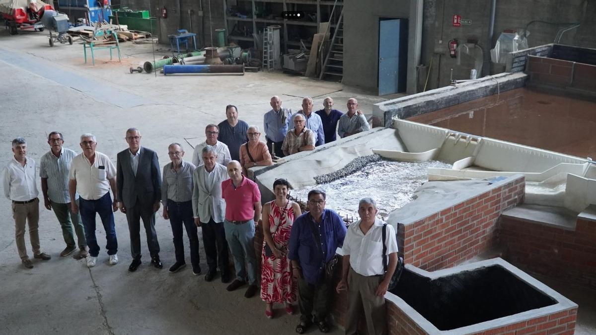 Regantes y representantes de la CHJ en la sede del Cedex con la recreación de la obra.