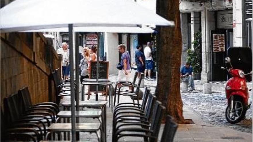 La terrassa del bar Sant Fèlix, al peu de la pujada de Sant Feliu, al cor del Barri Vell de Girona.