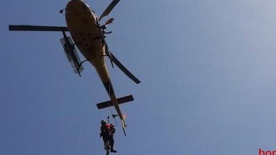 L&#039;helicòpter dels Bombers fent un rescat aeri