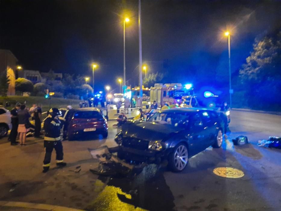 Aparatoso accidente entre dos coches en Gijón