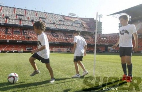 Rubén Baraja y Juan Sánchez, con los más pequeños