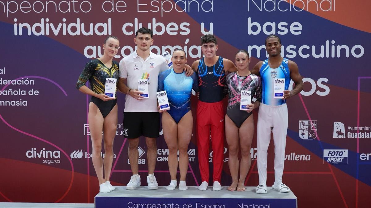 Laia Font, a l'esquerra de tot, segona i Thierno Diallo, a la dreta de tot, tercer en els concursos generals individuals