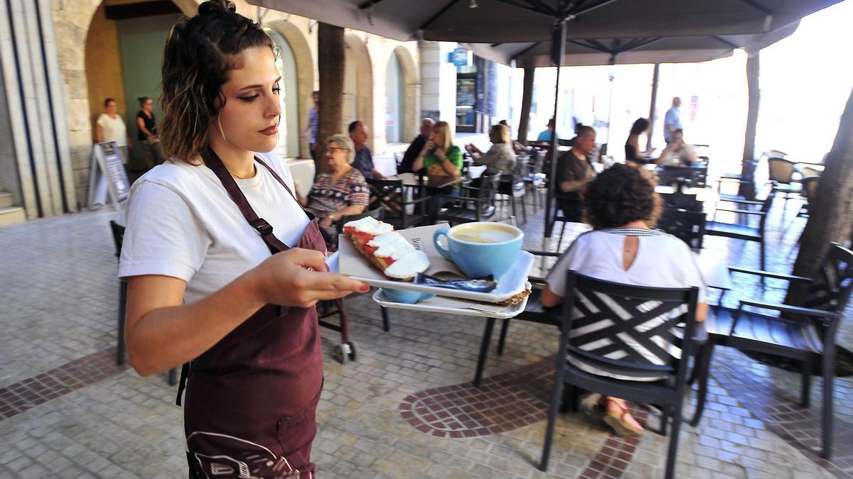 Una camarera en una terraza de Elche