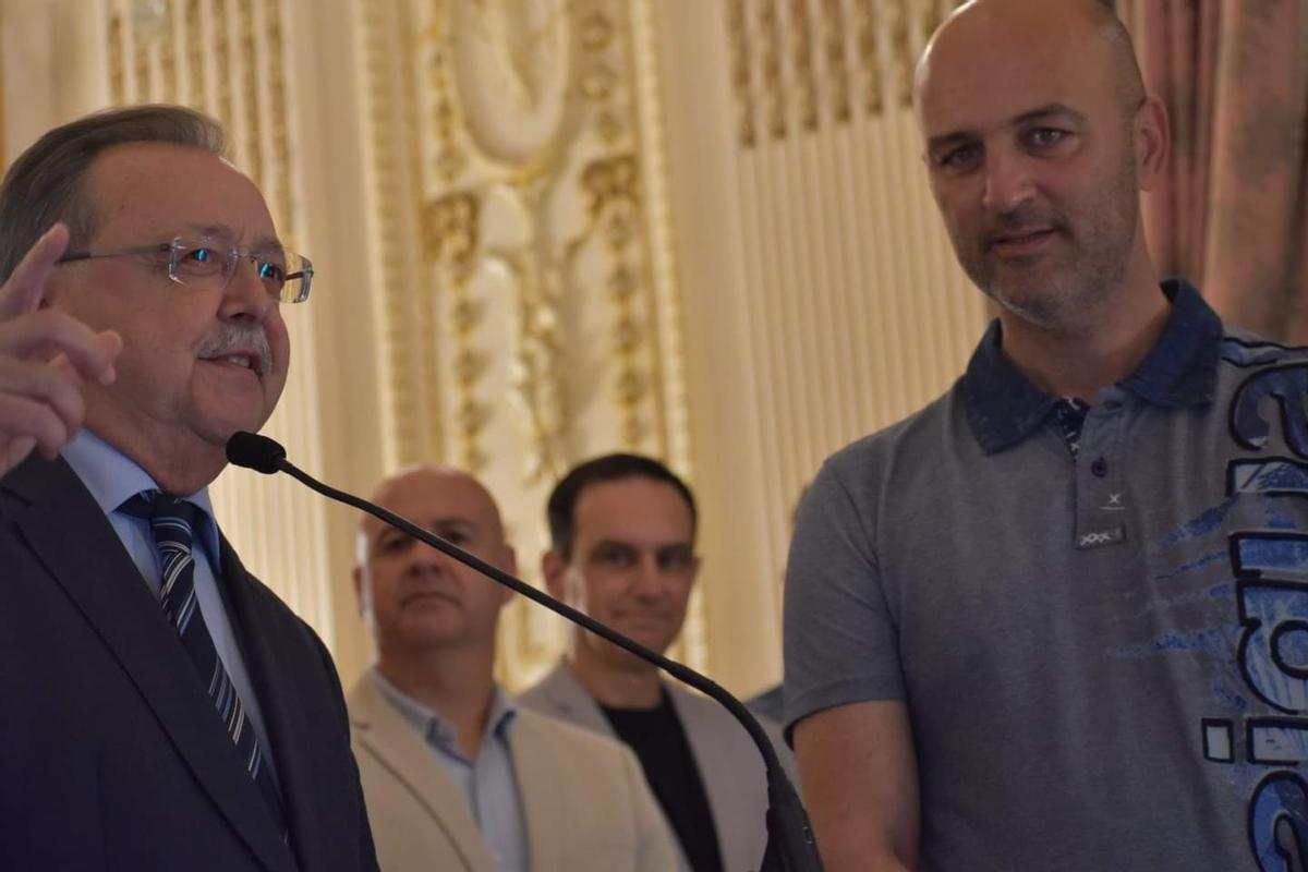 Chus Trujillo junto a Juan Jesús Vivas, presidente de Ceuta, durante la celebración del ascenso.