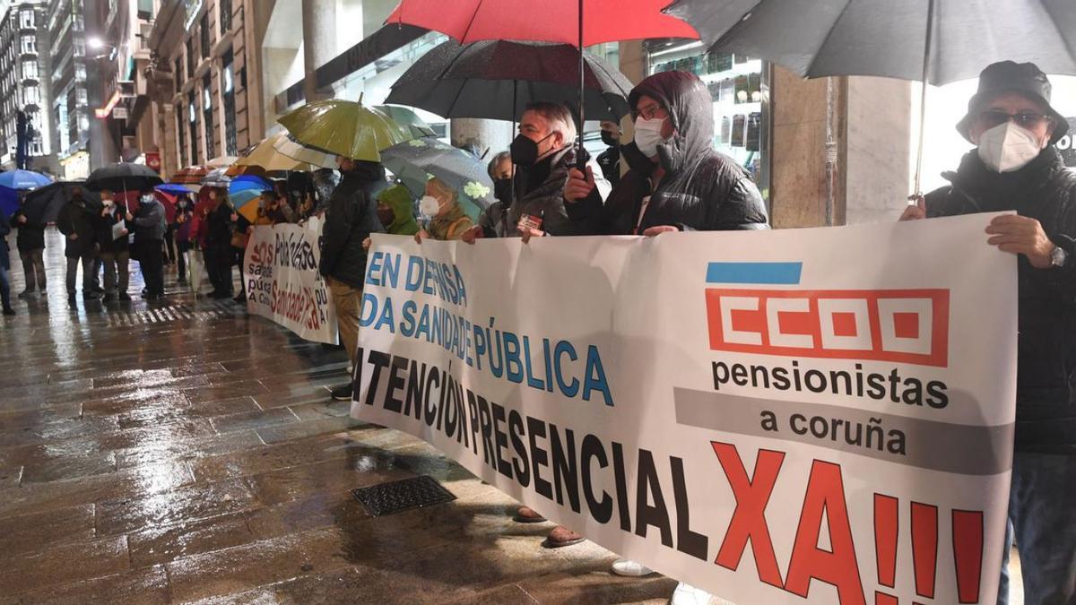 Concentración en defensa de la sanidad pública, ayer, en A Coruña.   | // CARLOS PARDELLAS
