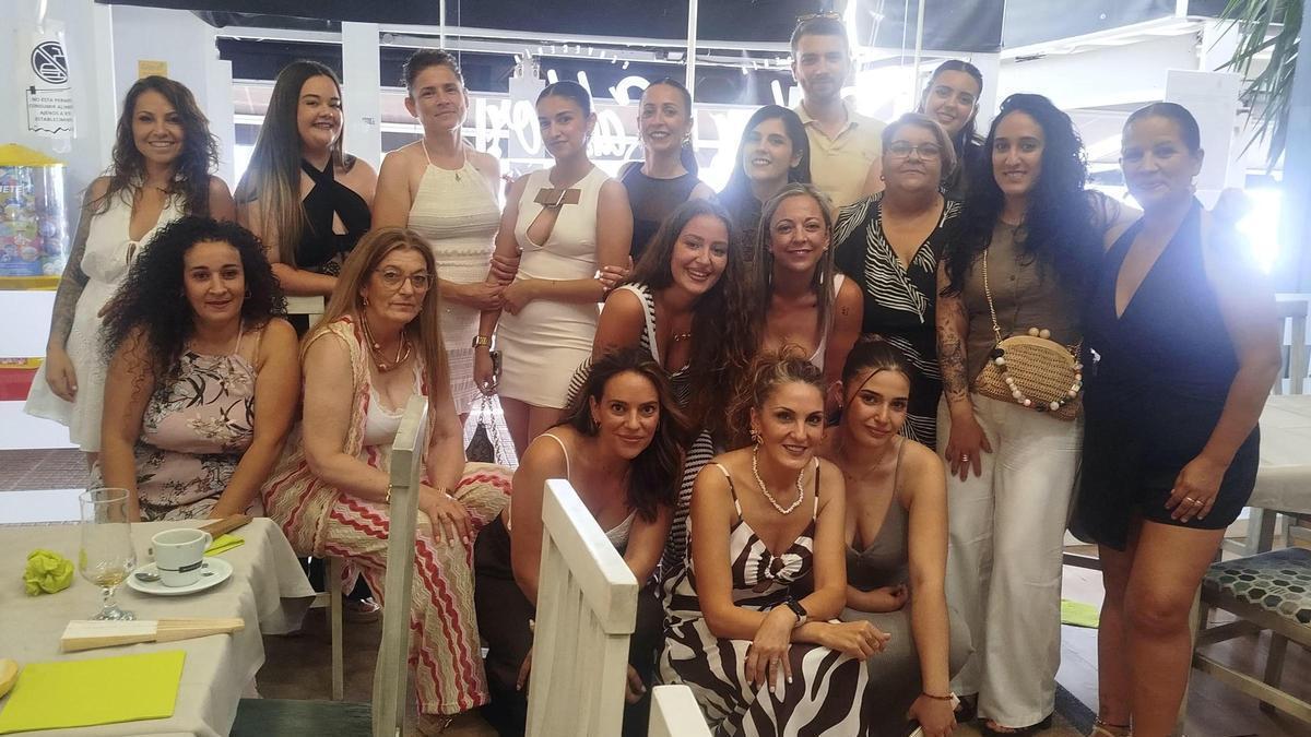 Karen con su equipo.