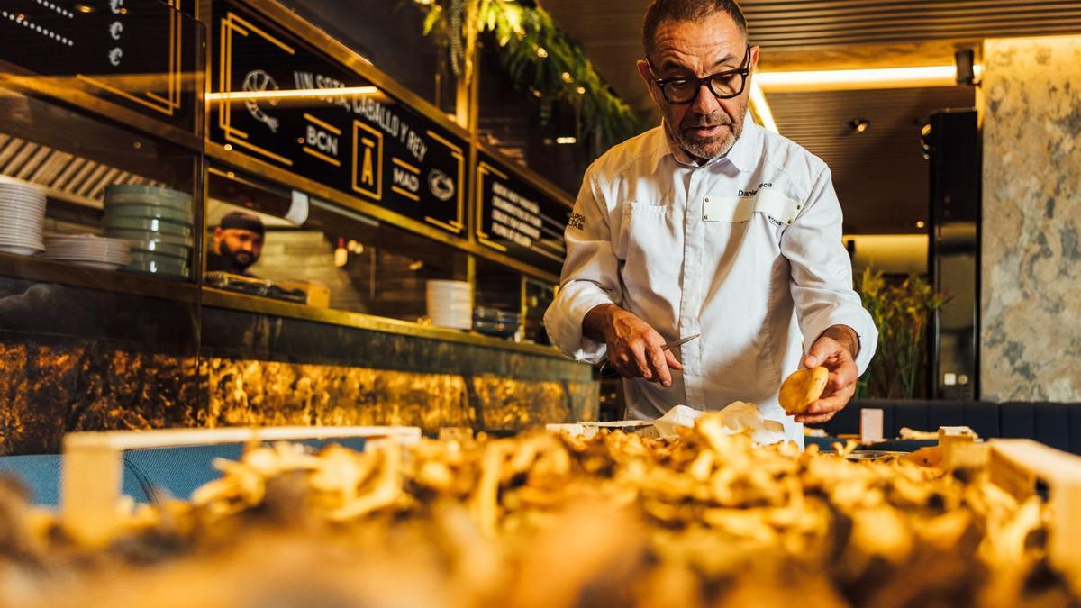 El chef Dani Roca limpiando setas.