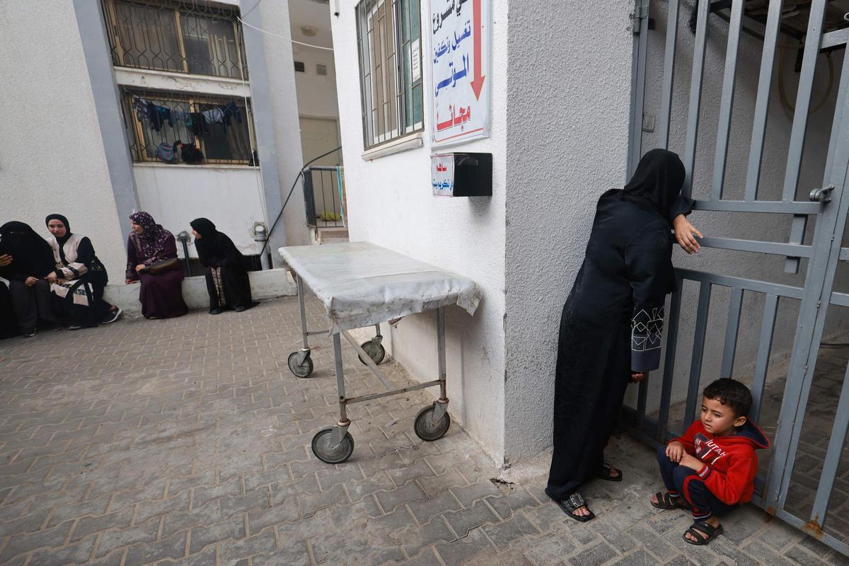 Las mujeres se reúnen esperando noticias sobre las víctimas de los ataques israelíes en Rafah, en el sur de la Franja de Gaza, en el patio del hospital al-Najjar el 1 de diciembre de 2023, después de que se reanudaran los combates entre Israel y el movimiento Hamás.