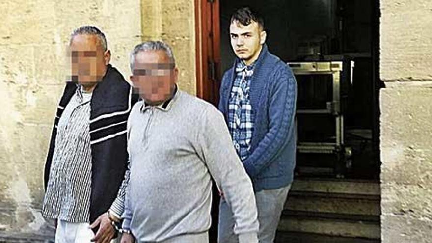 El joven acusado, con camisa a cuadros, en los juzgados de VÃ­a Alemania.