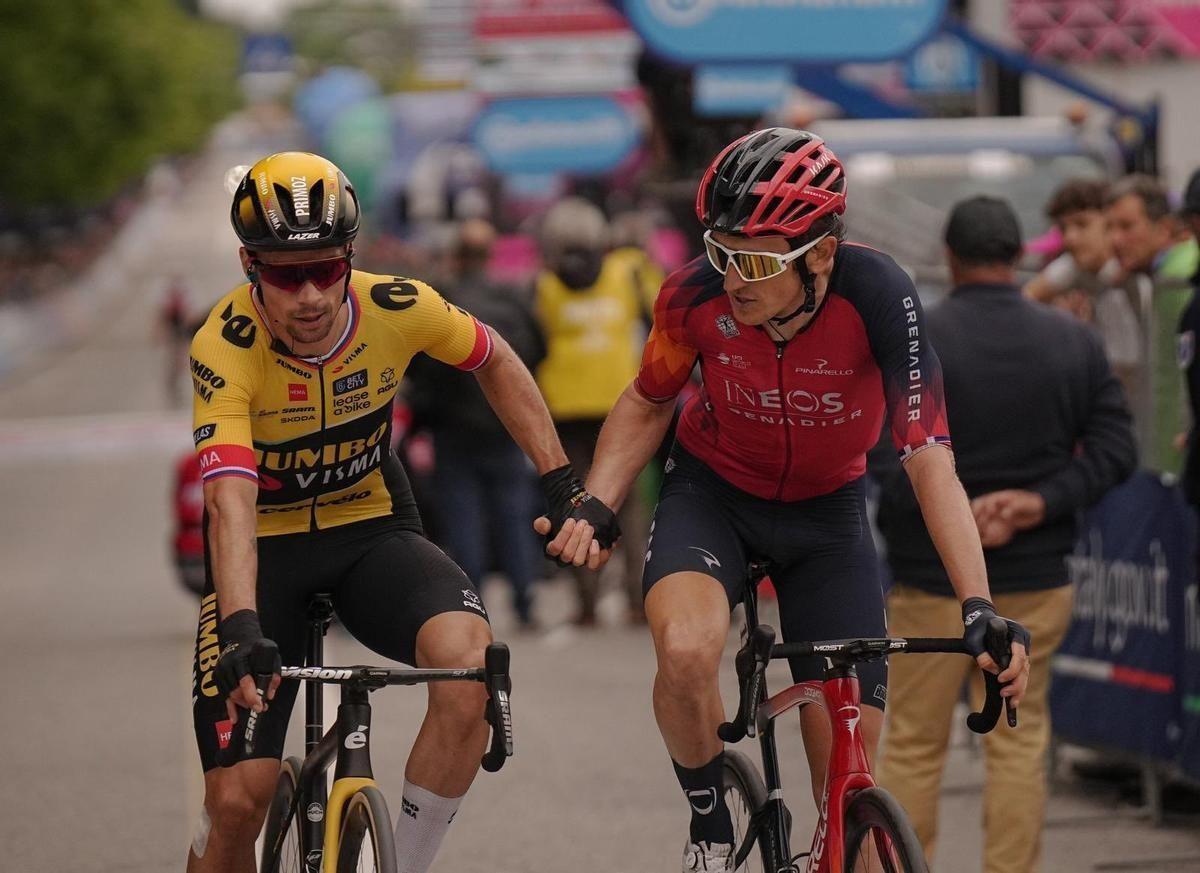 Primoz Roglic y Geraint Thomas se saludan al acabar la octava etapa del Giro.