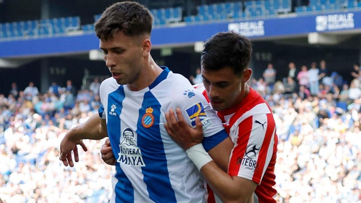 Gastón Valles, defendido por un jugador del Sporting, este domingo.