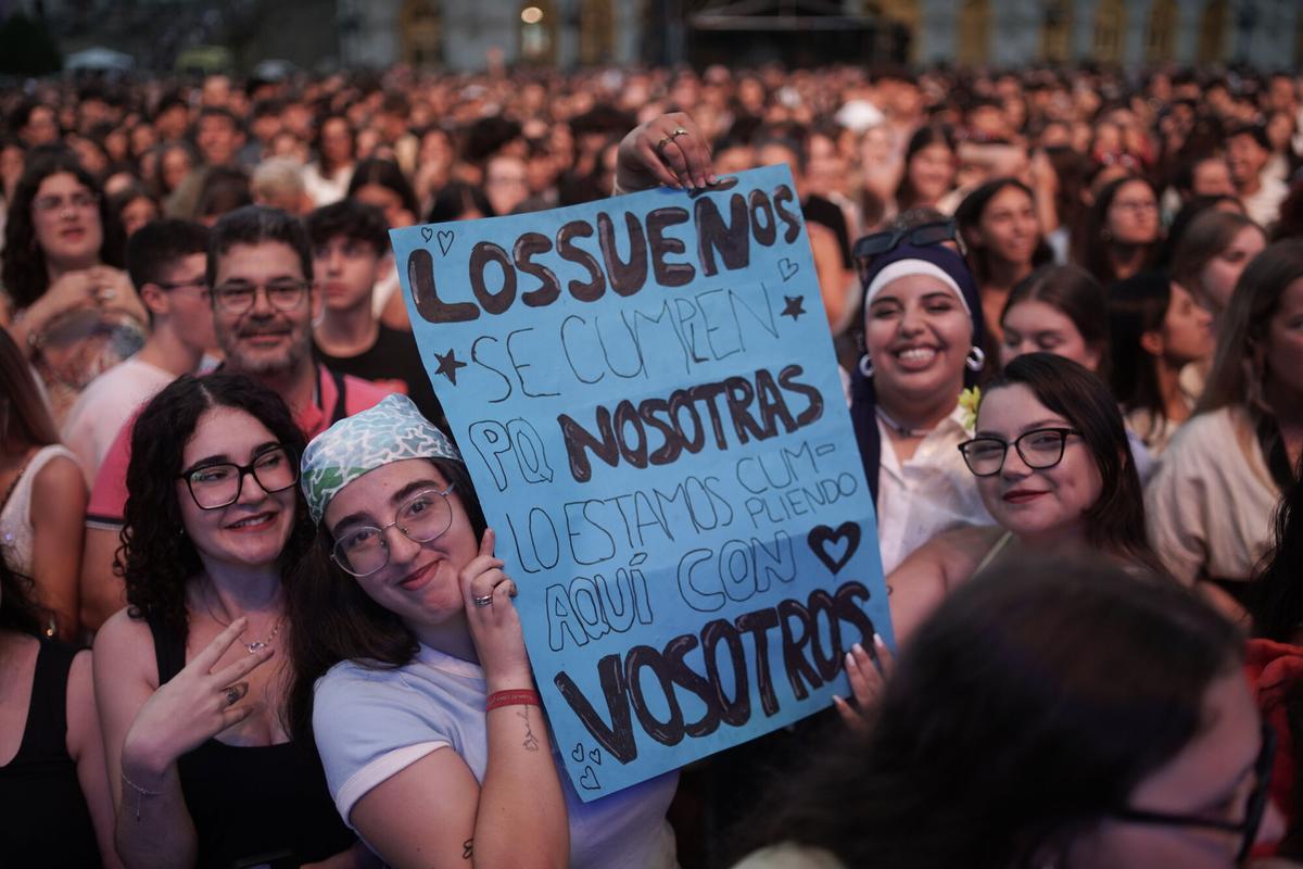 DePol, Chiara Oliver, Enol, Adexe y Nau, Chema Rivas, Daniela Blasco, La Beba, Lola Tuduri, César AC y Pikete, además del dúo local AWY, convirtieron la plaza de María Pita en una gran pista de baile.