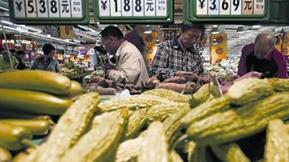 Consumidores compran en un supermercado en Pekín el miércoles.