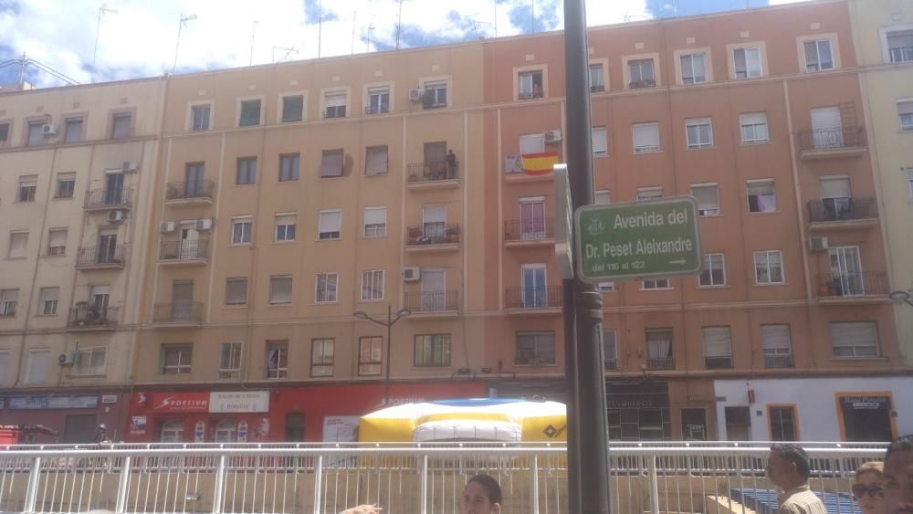 Un hombre se atrinchera armado en València