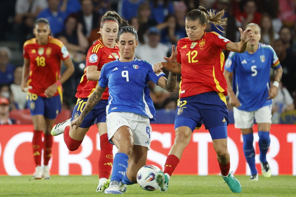 Martina Piemonte and Patri Guijarro play a ball in the third game of the group at the Wankdorf stadium in Bern