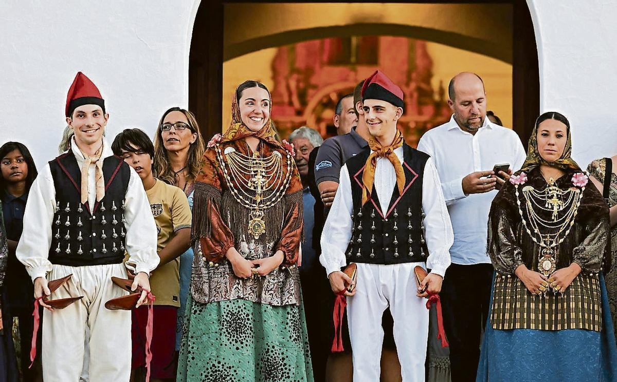 Los trajes y joyas que lleva actualmente una de las ‘colles de ball pagès’ de Eivissa. | TONI ESCOBAR