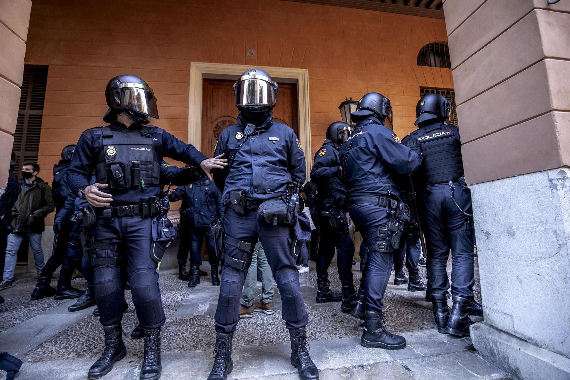 Un millar de restauradores cortan las Avenidas en su protesta ilegal por las restricciones