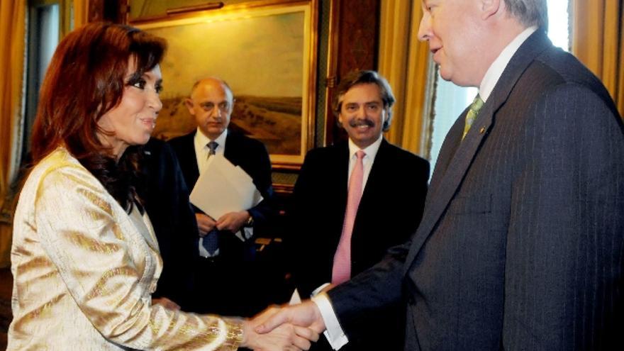 La presidenta de Argentina, Cristina Fernández, saluda  al subsecretario para Asuntos Hemisféricos de Estados Unidos, Tom Shannon, en la Casa Rosada en Buenos Aires, donde sostendrán una reunión. EFE/PRESIDENCIA ARGENTINA