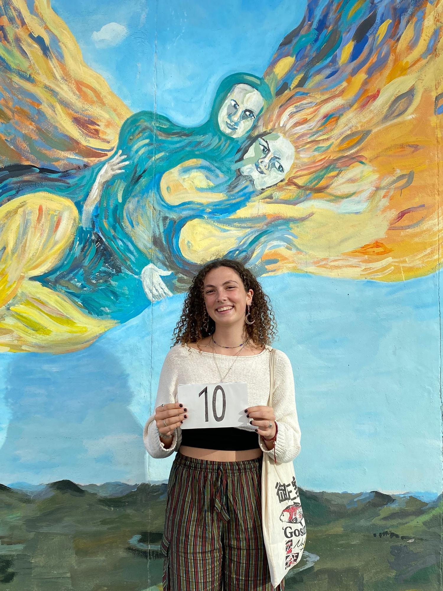 Lucía Parry, en el Muro de Berlín.