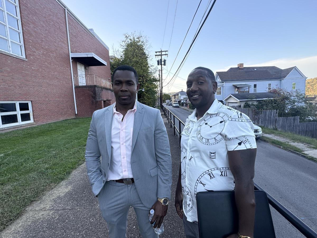 Getro Bernabé y Jimmy Alexandre, organizadores comunitarios de los haitianos, tras una reunión en la Iglesia Presbiteriana de Charleroi.