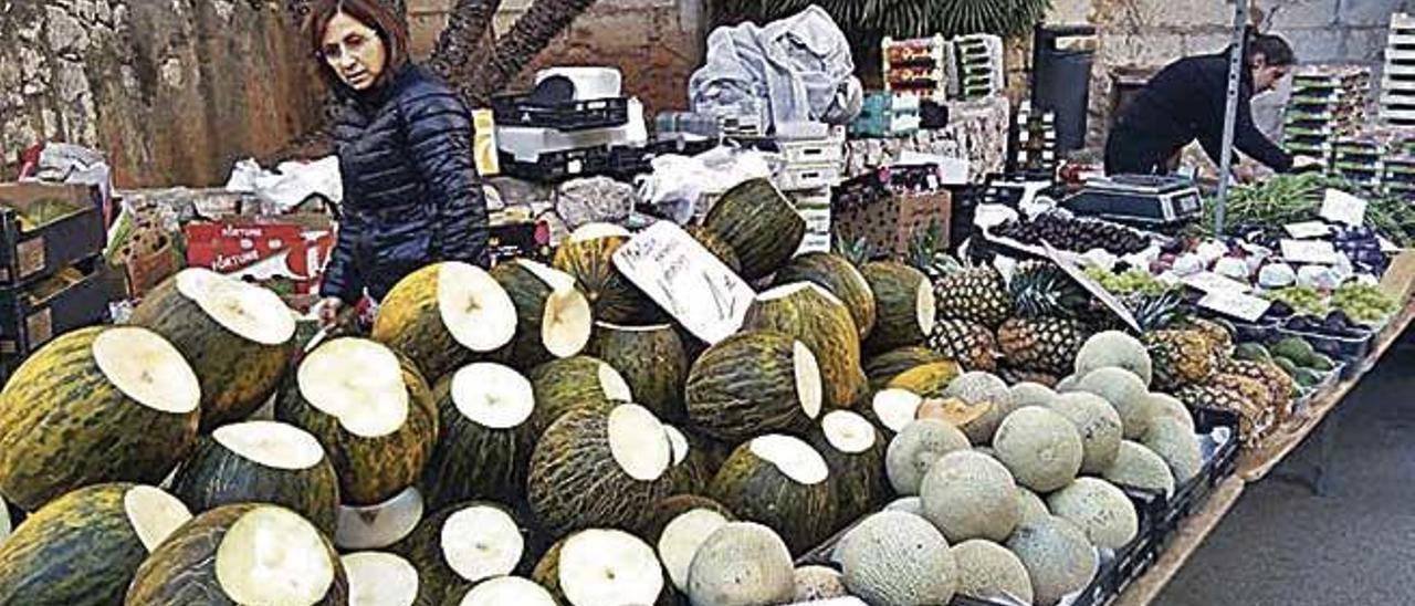 Un nutrido puesto de melones de Biel Amengual.