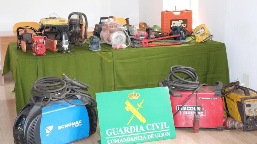 Material incautado por la Guardia Civil de Gijón en la operación.