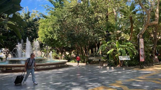 Un turista, ayer, atraviesa el Paseo de La Alameda en dirección al centro histórico.