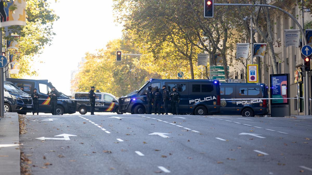 Agentes de la Policía junto a la Embajada de EEUU en Madrid.