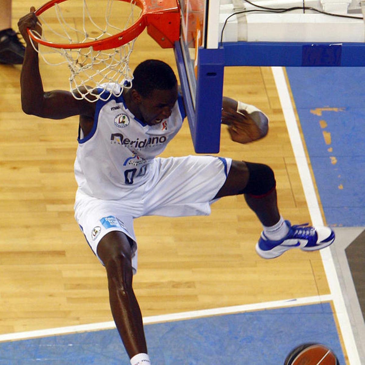 Sow machaca el aro con furia en un instante del partido.