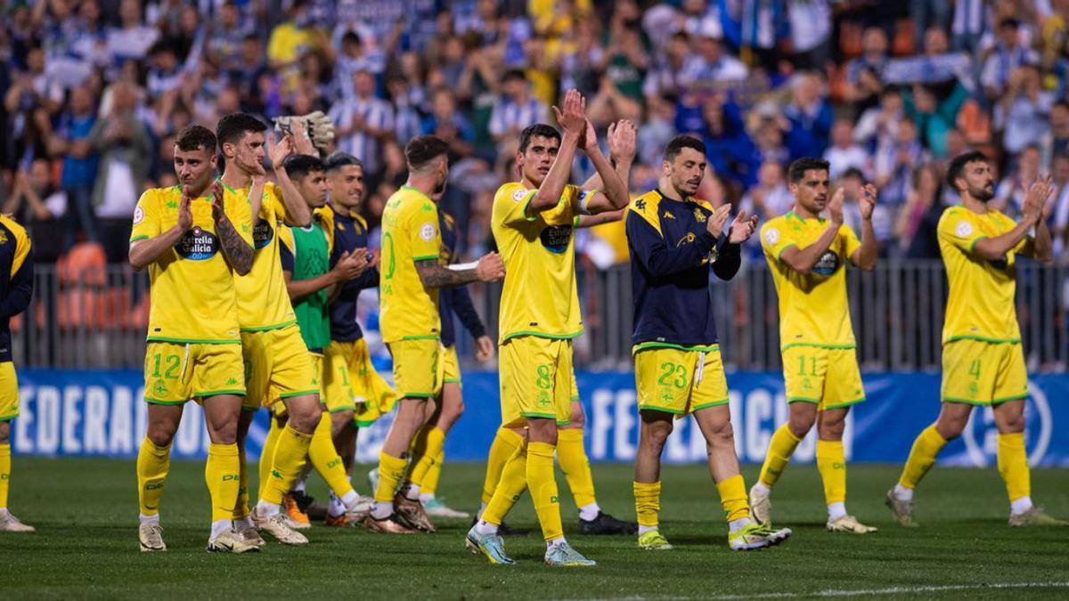 Los jugadores del Deportivo saludan a una parte de la afición deportivista en Majadahonda. |  // LOF