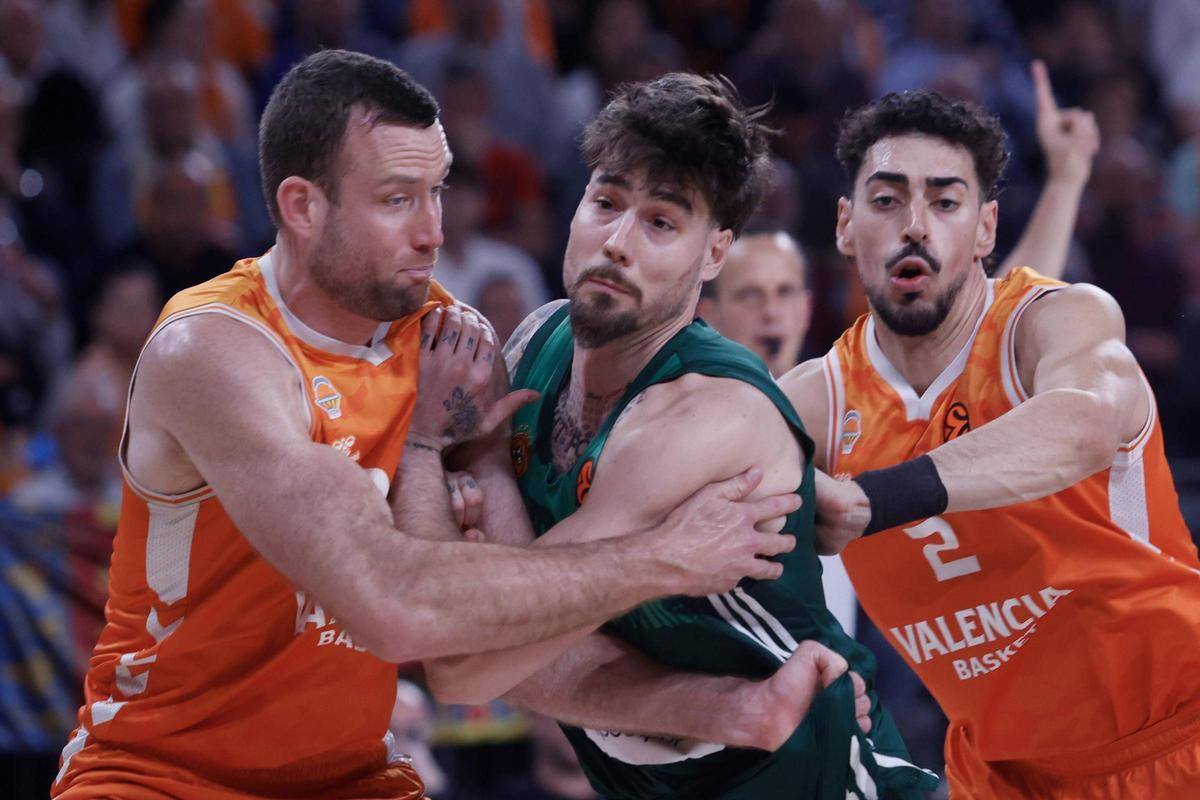 Matt Costello y Josep Puerto, en pugna con Juancho Hernangómez en el último partido ante el Panathinaikos.